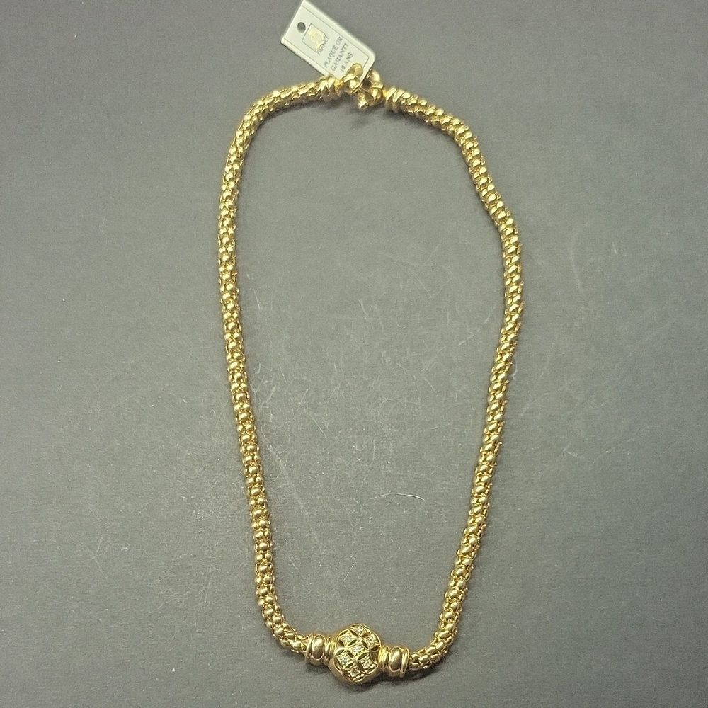 Elegant Gold Plated Necklace with Intricate Detailing
